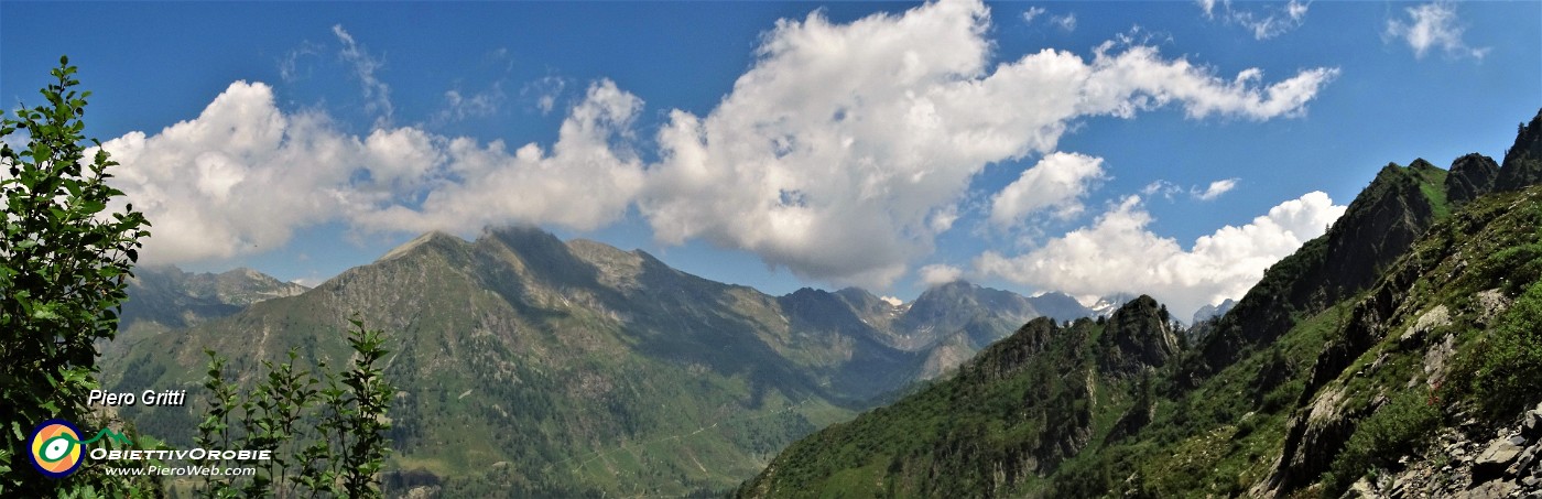 44 Panorama dall'alto del Vallone verso i monti del Longo e del Calvi.jpg